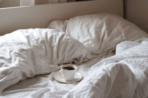 4 tips til at vælge det rigtige sengebord til soveværelset